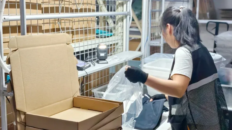 Protective packing of a carton at a warehouse workstation
